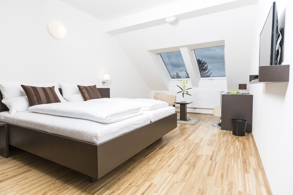 Gaestezimmer By Joechlinger Gerasdorf bei Wien Room photo